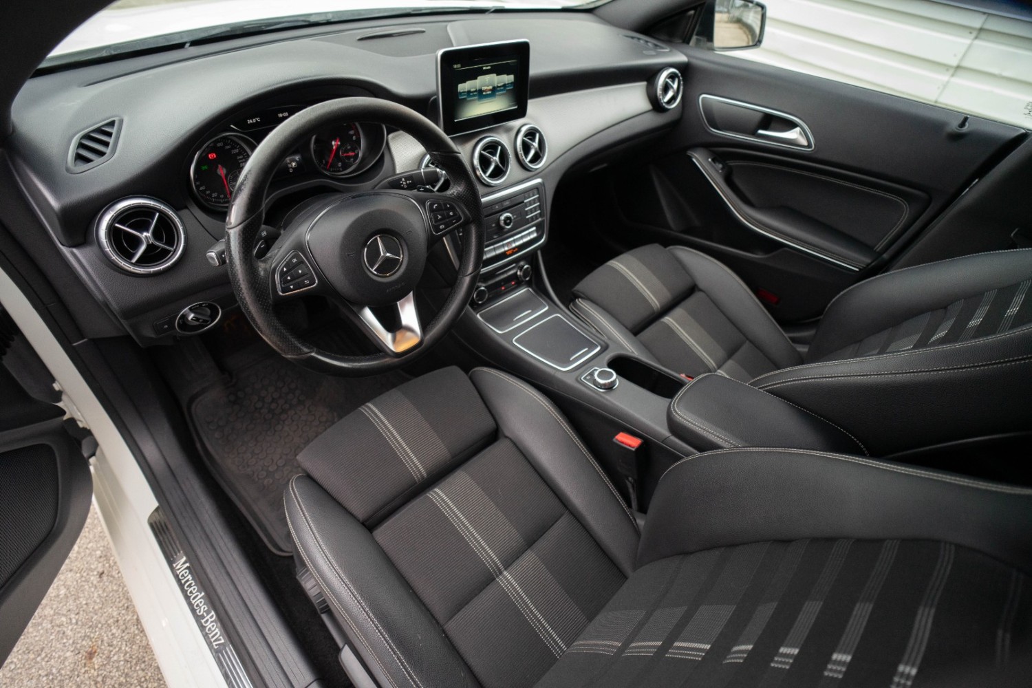 MERCEDES BENZ CLA 220 D